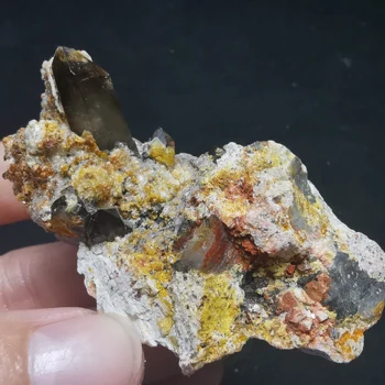 45.3 Retas gamtinis granatas kristalų šešiakampe taško, lauko špatas, įvairių mineralinių kristalų simbiotinius energijos gijimas pavyzdys nemokama dovanų dėžutė