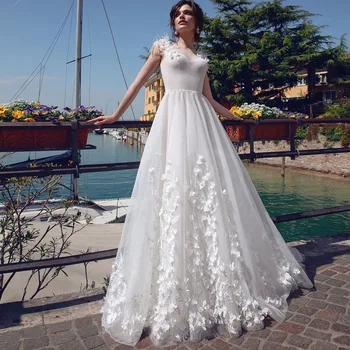 A-Line Wedding Dresses O Kaklo Išjungti Peties Appliqued Gėlės Duobute Plunksnos Seksualus Backless Grindų Ilgis 2020 Vestuvinės Suknelės
