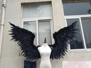 Elegantiškas baltas juodas aukso didelių plunksnų sparnus T-etapas modelis podiumo rodo, sparnai rekvizitai šalies rezultatais matyti, rekvizitas, cosplay
