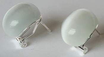 Kilnus 18mm white opal Sidabro Stud Auskarai