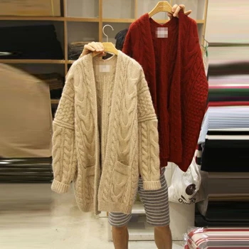 Madingas ir universalus kieto spalvos megztinis ir trikotažas, o rudenį ir žiemą 2020 m.