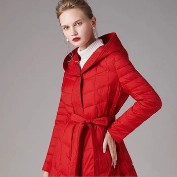 Nauja stiliaus karšto pardavimo ilgai žemyn striukė Moterims, storas raudonas diržas apsiaustai su gobtuvu moteriška antis žemyn drabužius High-end grynos spalvos paltas
