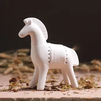 Šiaurės Šalių Šiuolaikinio Balto Matinio Stiklo Keramikos Karo Žirgas Minaiture Modelis Darbastalio Apdaila Papuošalų Kūrybos Gyvūnų Figūrėlės Amatai