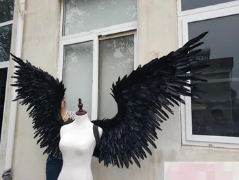 Elegantiškas baltas juodas aukso didelių plunksnų sparnus T-etapas modelis podiumo rodo, sparnai rekvizitai šalies rezultatais matyti, rekvizitas, cosplay
