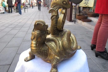 Kinijos Žalvario Raižyti Dragon vėžlio Žaisti Pinigų gyvatė Pasisekė, Juoda Kario statula