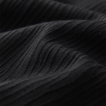 Megzti trimatis striukė, aukštos apykaklės vyrai, tamsiai burlaivis ir prabangus kailis juoda