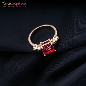 Yunkingdom Paprastu būdu Sužadėtuvių, Vestuvių Žiedai Moterims Vintage Red Crystal Elegantiška Panele Cirkonis Juvelyriniai dirbiniai Žiedas