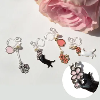 Japonijos vyšnių žiedų skristi užšokti ant kačių dvasia studentas vaikų mielas neskausmingas ausinių auskarai