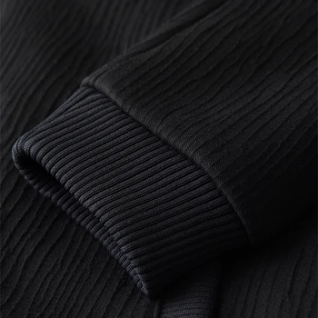 Megzti trimatis striukė, aukštos apykaklės vyrai, tamsiai burlaivis ir prabangus kailis juoda