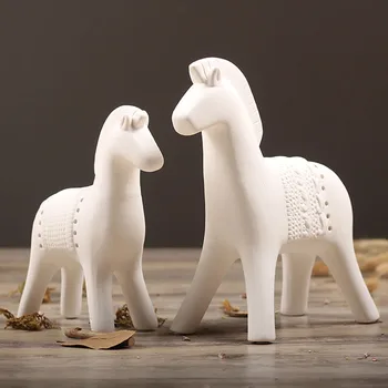 Šiaurės Šalių Šiuolaikinio Balto Matinio Stiklo Keramikos Karo Žirgas Minaiture Modelis Darbastalio Apdaila Papuošalų Kūrybos Gyvūnų Figūrėlės Amatai