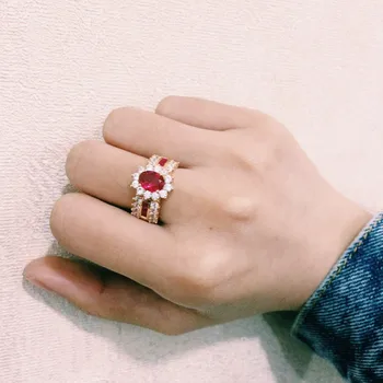 Huitan Prabangių Vestuvių Žiedas su Raudona Ovalo formos Pjovimo CZ Šakės Nustatymas Aukso Spalvos Mados Kokteilis Žiedai Moterims